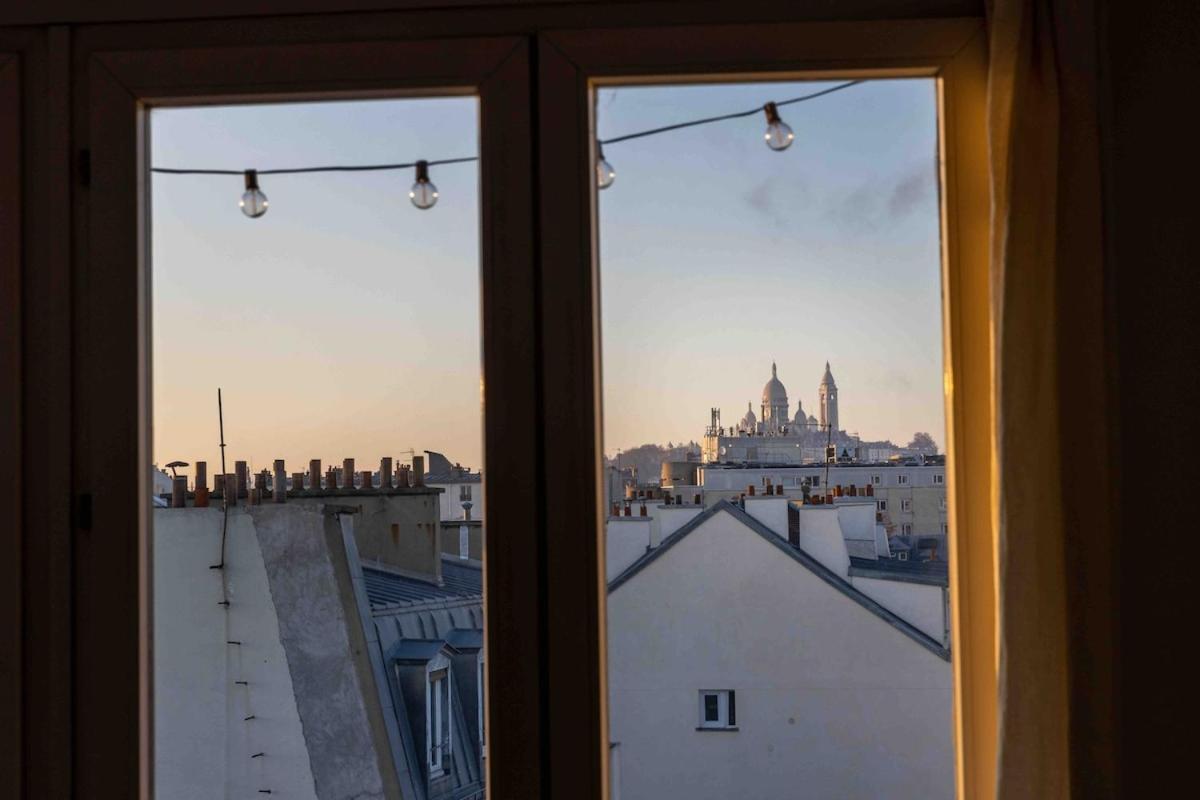 Two With View Near Canal Parijs